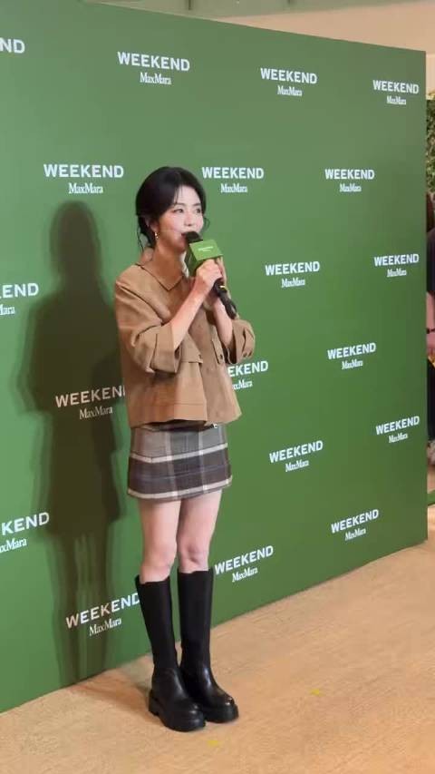 谭松韵成都品牌活动直拍 麻花辫小短裙松弛感拉满