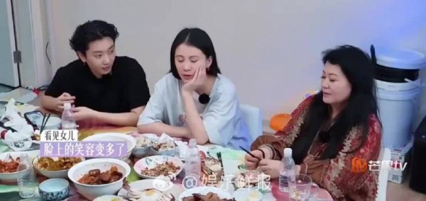 李嘉格恋爱后做长美甲