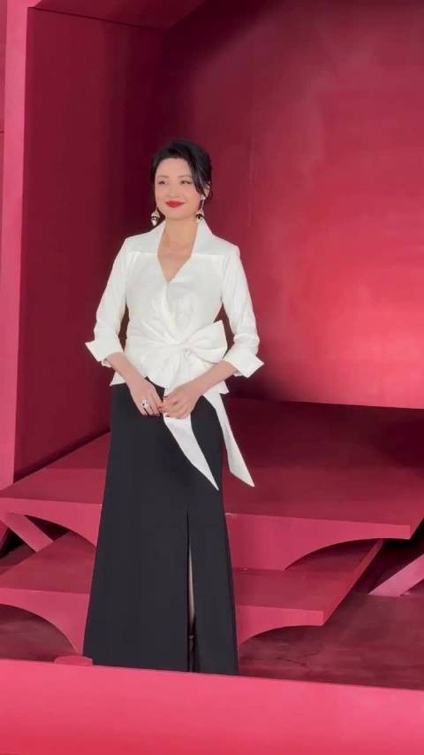 周涛 亮相芭莎红毯现场，这份从容优雅好养眼