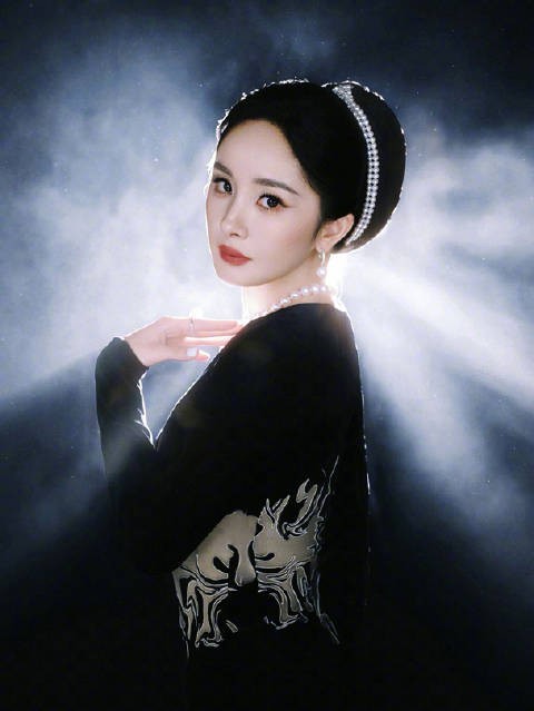 杨幂芭莎红毯造型 照见东方韵致