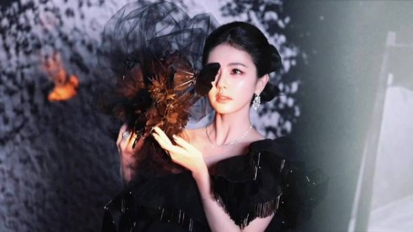 白鹿芭莎红毯盘发出自张振之手,黑天鹅造型衬女王风范