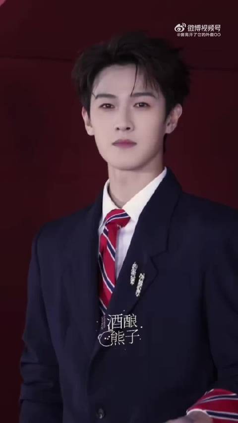 李昀锐芭莎红毯直拍,盘着核桃走红毯!好有那味儿啊!完全贵公子啊 .