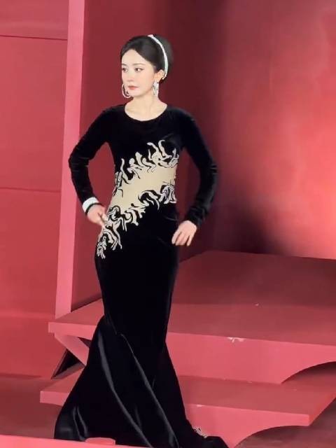杨幂芭莎压轴出场 身着Iris Van Herpen高定亮相