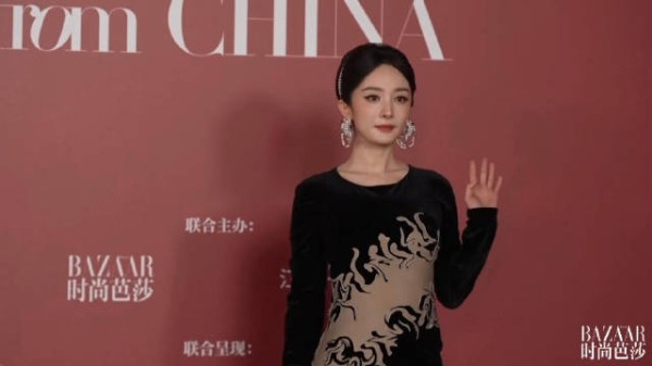 杨幂压轴芭莎盛典红毯 携小羊手工玩具寄语羊年
