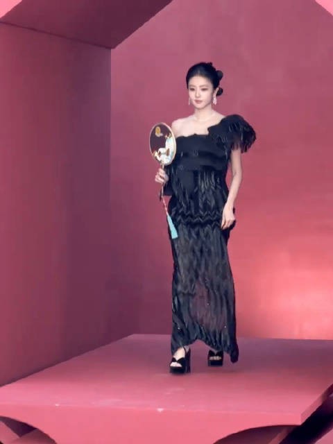 今天芭莎红毯喜欢的几个女星造型白鹿蔡文静万妮达杨幂