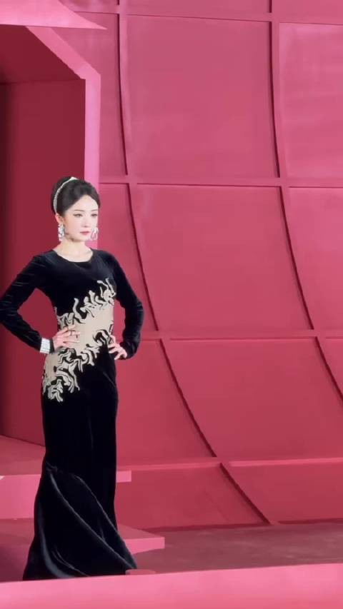 芭莎盛典红毯,杨幂美的很突出!杨幂,旷野女王!整个人气场好强啊