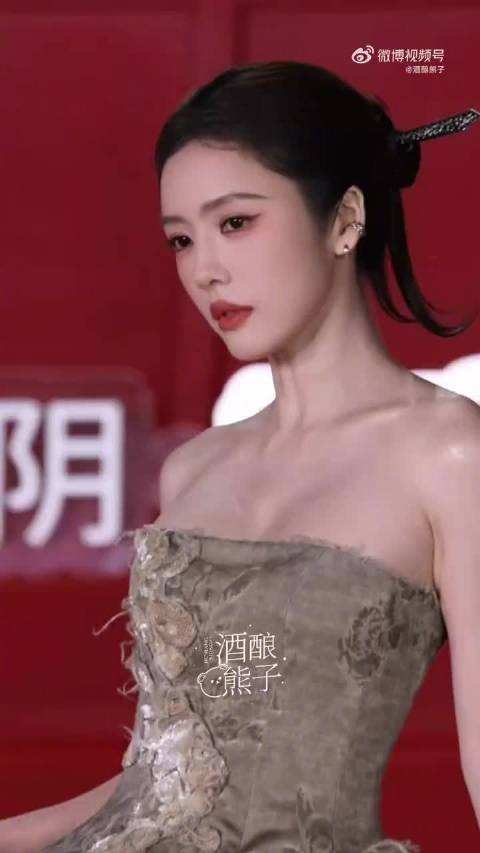 蔡文静芭莎造型黑发配剑形发簪尽显东方风骨