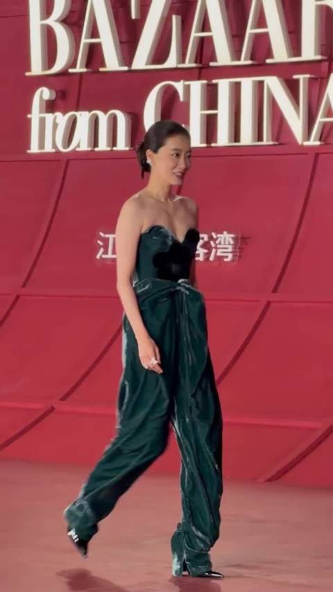 本来被张小斐这身墨绿色丝绒造型吸引，结果越看越觉得她的冷白皮好抢眼吧