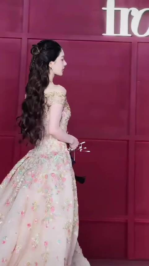 赵露思红毯造型美到出圈 顶级星光女 芭莎你排面有了