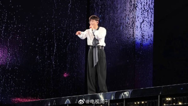张杰演唱会VR视角解锁新体验，震撼近距离看舞台与后台