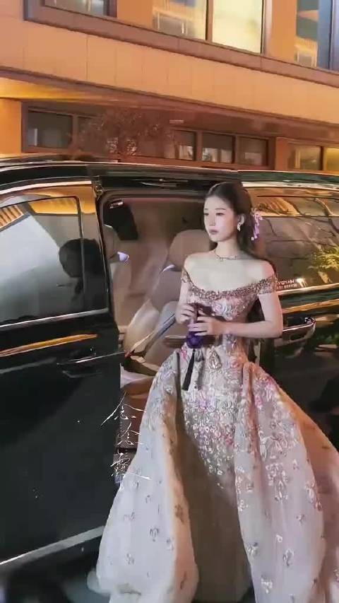 曝赵露思芭莎盛典两套高定自费购买