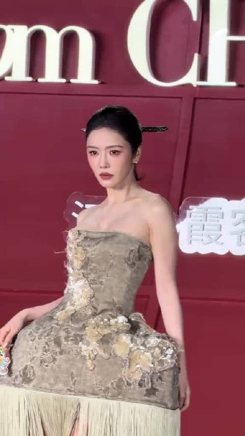 蔡文静18:06走完红毯，张小斐18:57救场，相差47分钟