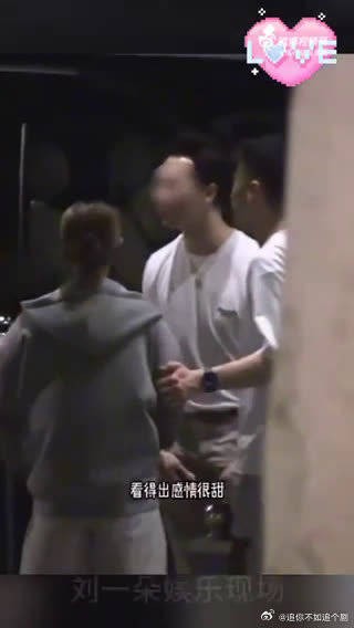文咏珊带女儿逛迪士尼,夫妻二人一同陪伴