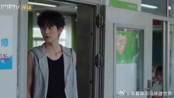 陆西骁正在修柜子,听到周挽名字立马冲出去,前方高甜