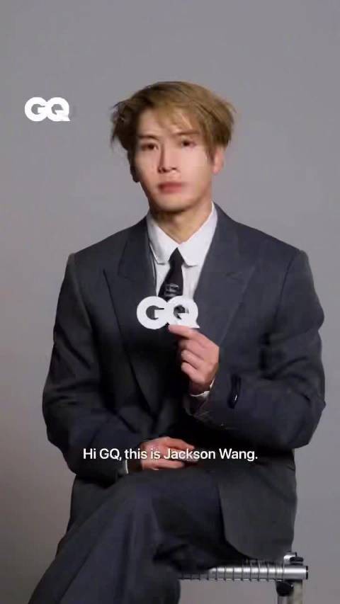 王嘉尔GQ双刊大片穿西装吃棒棒糖