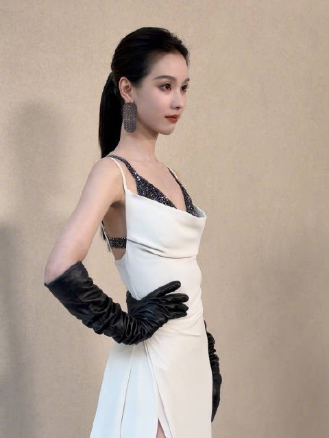 陈都灵穿闪钻白侧开叉礼服亮相BC红毯