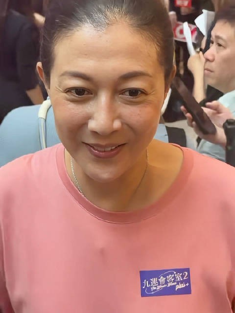 吴绮莉未打扮出席活动,17岁获亚洲小姐后因成龙感情纠葛独自生女断送演艺生涯