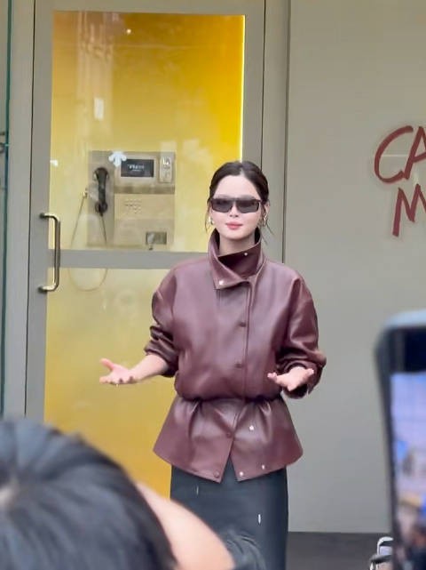 辛芷蕾上海活动，听到粉丝喊妈妈，笑得嘴角难压，真绷不住
