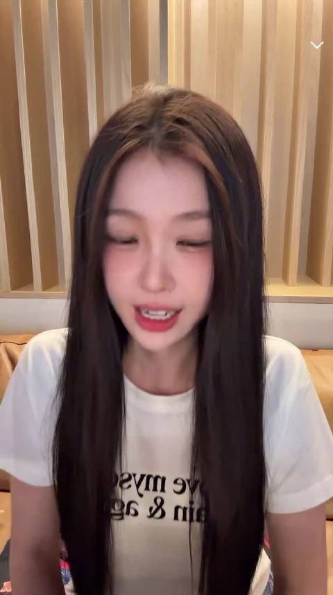 欣欣来直播啦 祝粉丝生日快乐的欣欣