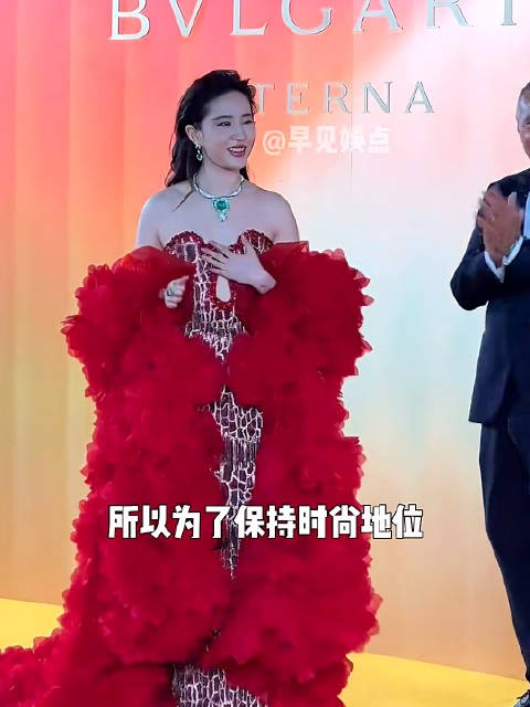 杨紫杨幂倪妮赵丽颖迪丽热巴为何总穿夏装礼服
