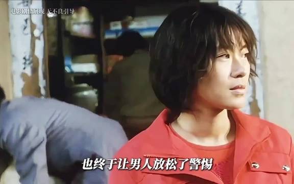 女大学生逃上公路跪求救命,因三块钱车费被拒载后当街遇袭