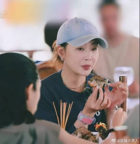 大家一起肩并着肩看日落，这种松弛真的很难得
