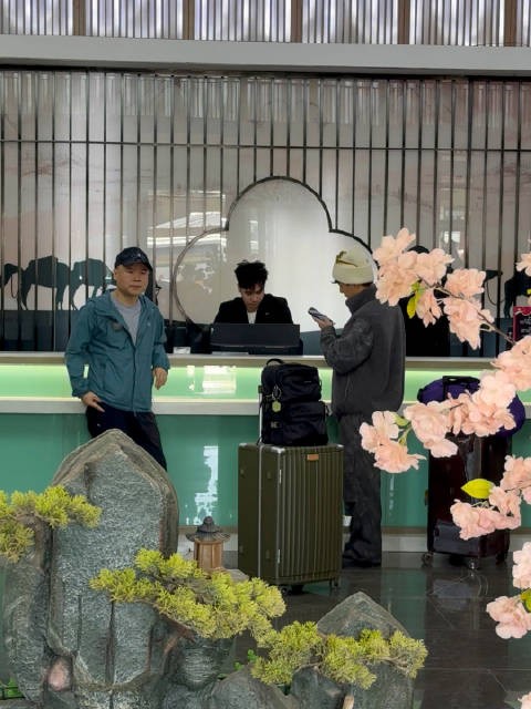 岳云鹏录制张晚意新综艺瘦到差点没认出来