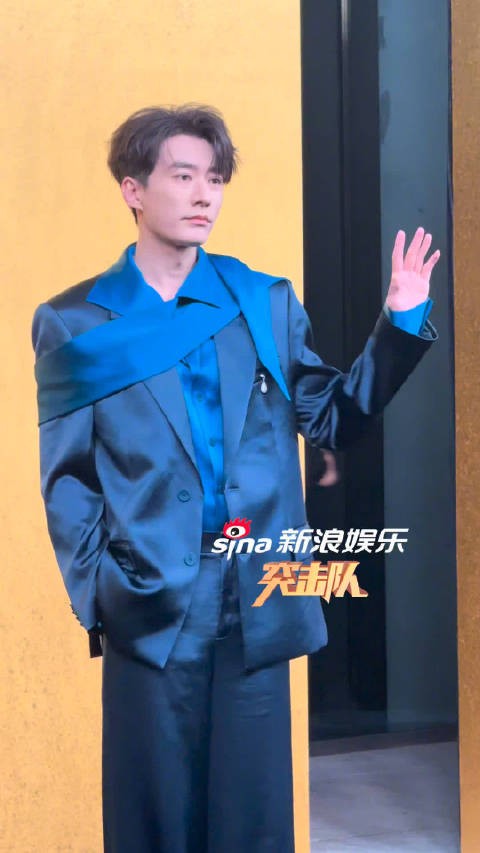 刘学义惊喜亮相​​​，蓝色西装+丝带造型，今天是性感林大爷！