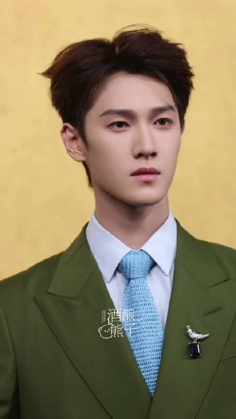 李昀锐亮相VOGUE红毯，淡颜系风采依旧