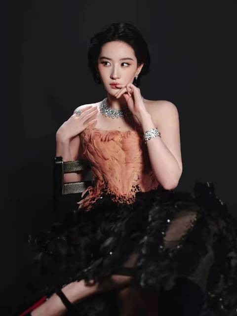 刘亦菲VOGUE压轴黑金羽毛高定亮相