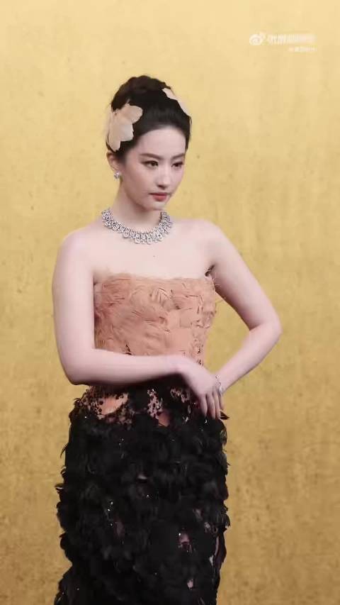 刘亦菲发烧眼睛发炎仍坚持走完VOGUE红毯