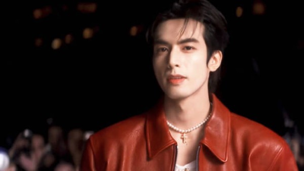 宋威龙VOGUE红毯就这样全程不停地在打拳此男真的帅而萌之！