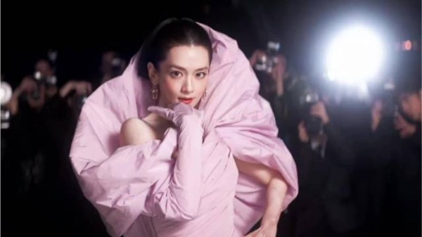 陈昊宇红毯简直绝了!闪光灯展示天资!