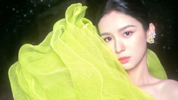 周也荧光绿生菜裙亮相VOGUE红毯 恢复单身状态回勇