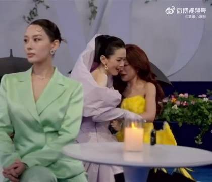 谁能想到VOGUE红毯后台这么欢乐，陈昊宇万妮达手拉手互动，太可爱了