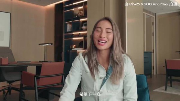 郑钦文赛场下与家人用湖北老家话聊天,一家人其乐融融,展现出温馨的家庭氛围