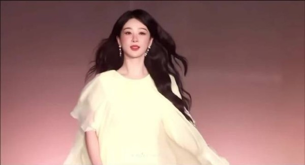 杨紫红毯生图曝光，风吹起来朝气灵动自成芳华