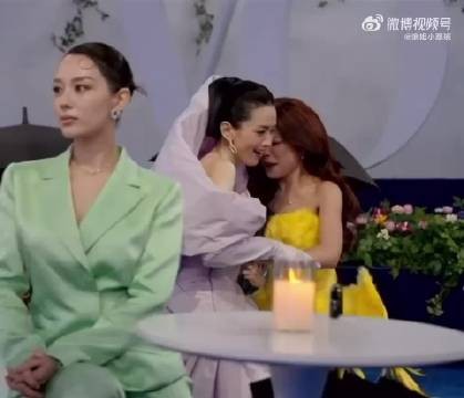 陈昊宇万妮达后台碰面开启唠嗑模式