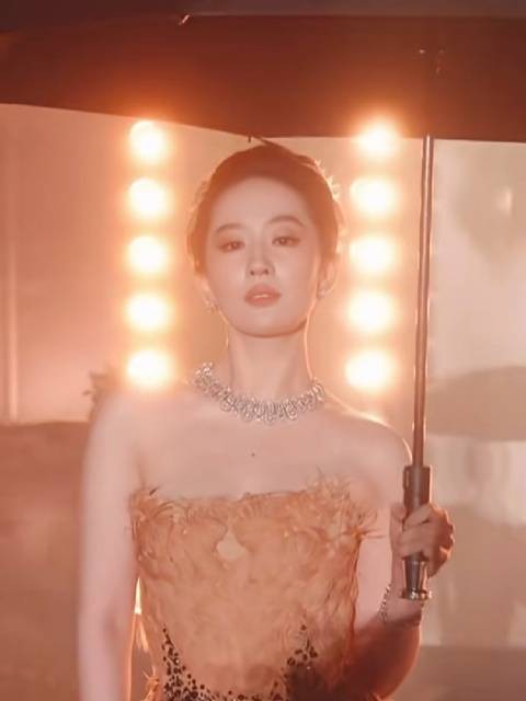 完全是女王刘亦菲,美得太超过了!