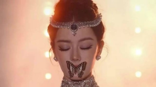 VOGUE盛典大雨中迪丽热巴压轴亮相蝴蝶飞走