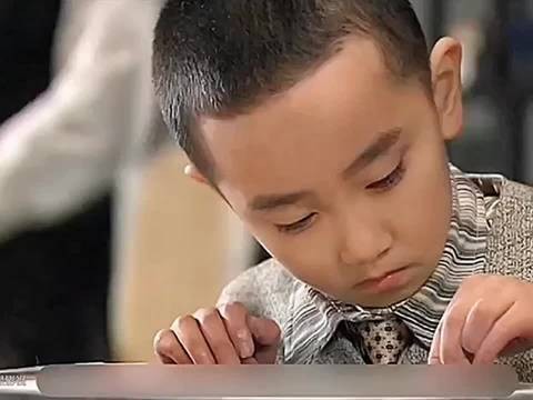 男孩只是好奇把玩了一下造型怪异的铜像，不料竟意外发现了铜像里的秘密