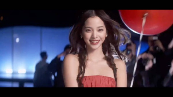 欧阳娜娜结束镜头绝了,开头转场精妙结尾定点封神太明媚了