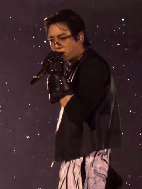 田柾国露额头戴眼镜亮相BTS阿根廷<a target=