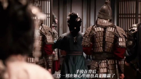 秦氏出门手背后 王一楠演技封神