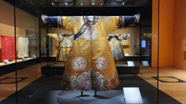 故宫服饰展上40种药染色彩由“东方传统色彩计划”复原
