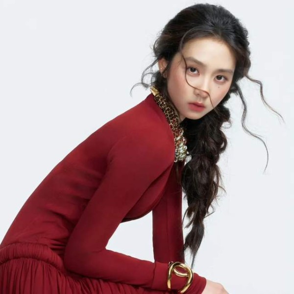 黄多多顶配开局，奢牌压宝登vogue，顶级美貌加持，网友买账吗？