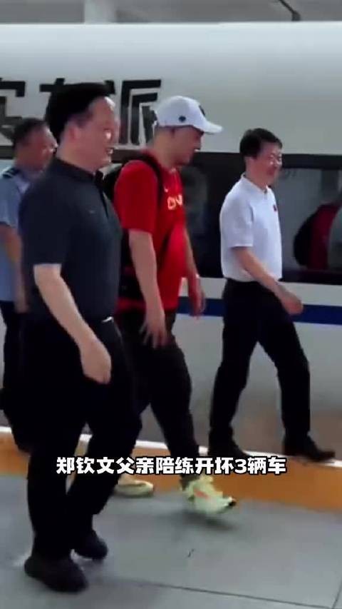 郑钦文父亲甘当全职陪练兼司机，陪练路上开坏3辆车