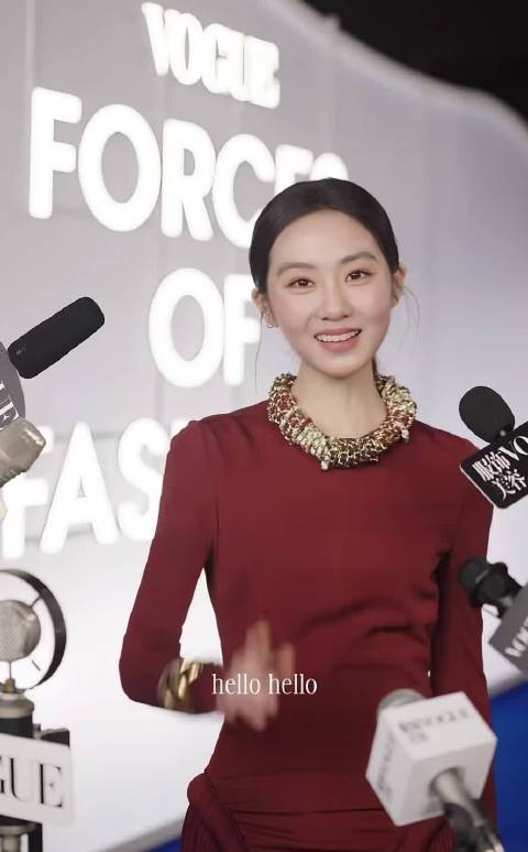 黄多多首走大型红毯自曝头号粉丝是妹妹