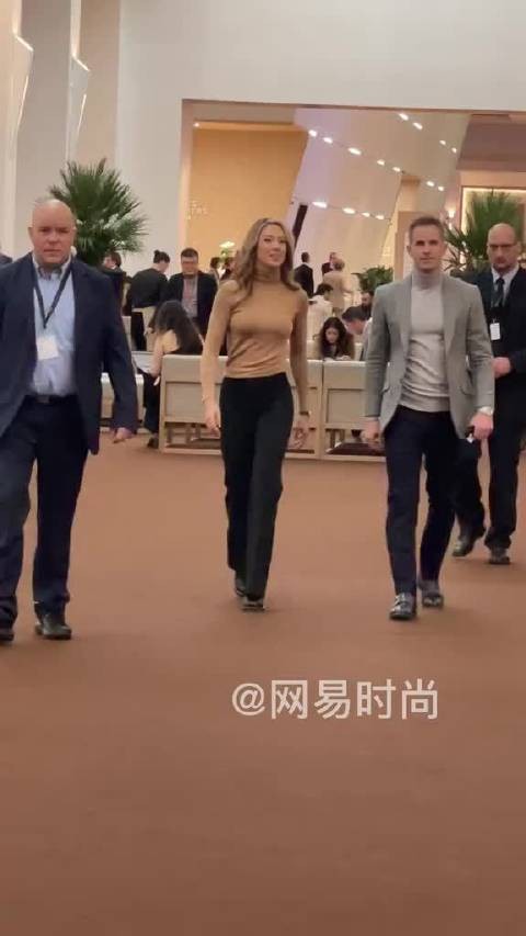 谷爱凌现身日内瓦表展，生图状态超好氛围感拉满