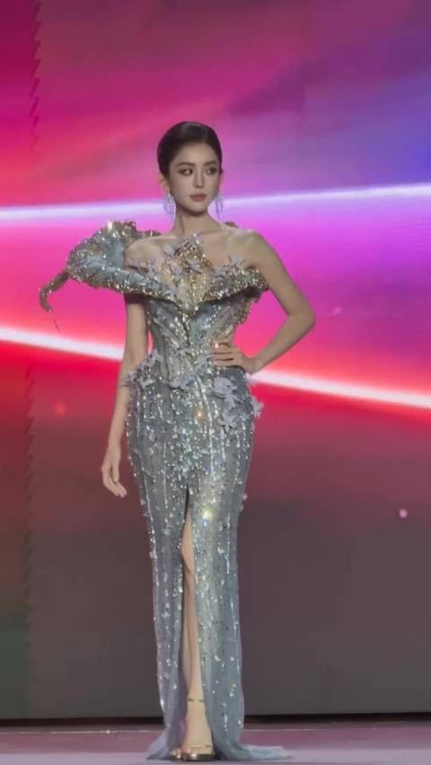 古力娜扎文荣奖红毯白孔雀造型亮相